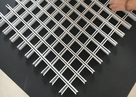 Ανασταλμένο κάγκελα ανώτατο όριο τετραγωνικού δικτυωτού πλέγματος αργιλίου στο λευκό