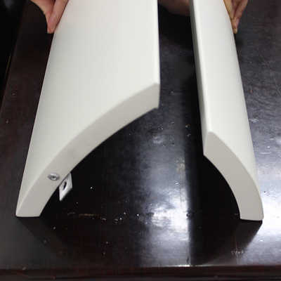 Άσπρη προσαρμοσμένη διακοσμητική καμμμένη φύλλο μορφή 1.5mm επιτροπής αλουμινίου πάχος 2.0mm