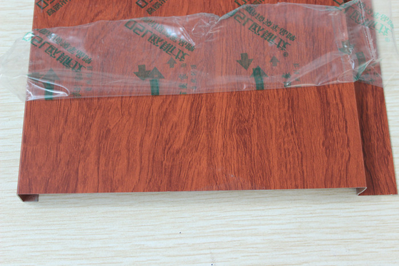 Σύγχρονο γ-διαμορφωμένο ανώτατο όριο χρώματος ανώτατου ξύλινο σιταριού λουρίδων αλουμινίου